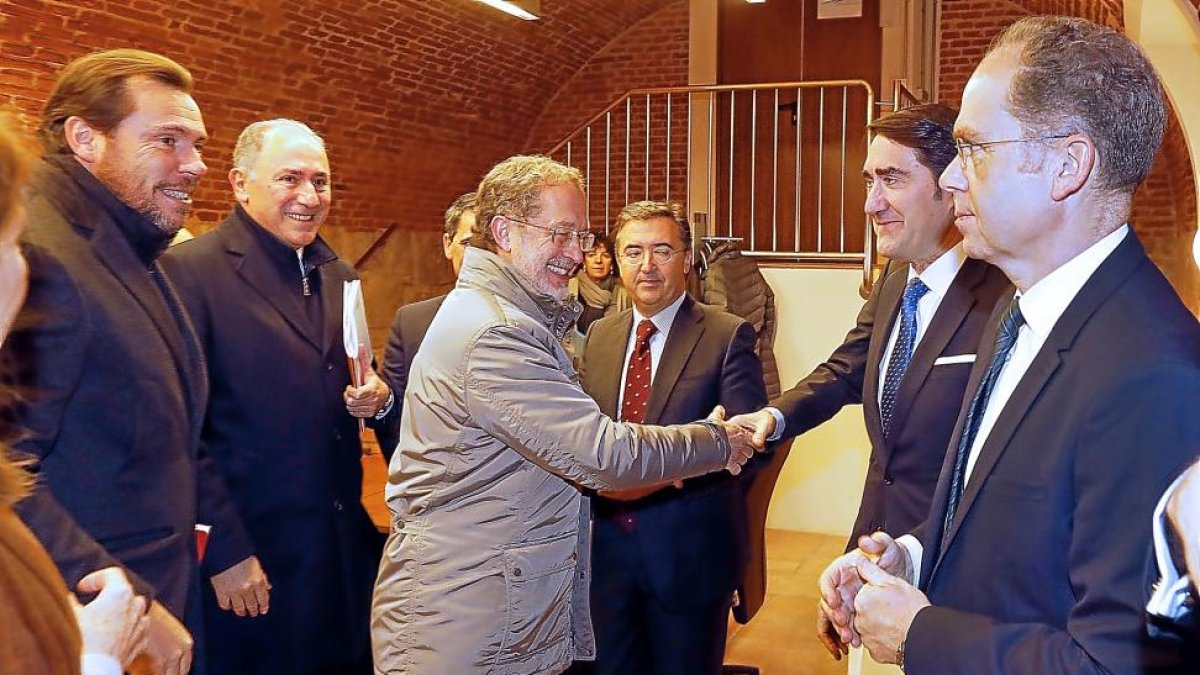 Manuel Saravia saluda a Juan Carlos Suárez Quiñones ante la mirada de Óscar Puente, Antonio Gato (i) y Juan Bravo Rivera (d).-J.M. LOSTAU
