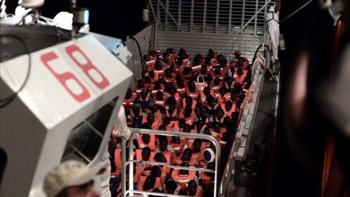 Inmigrantes a bordo del Acquarius.-/ AP / KENNY KARPOV