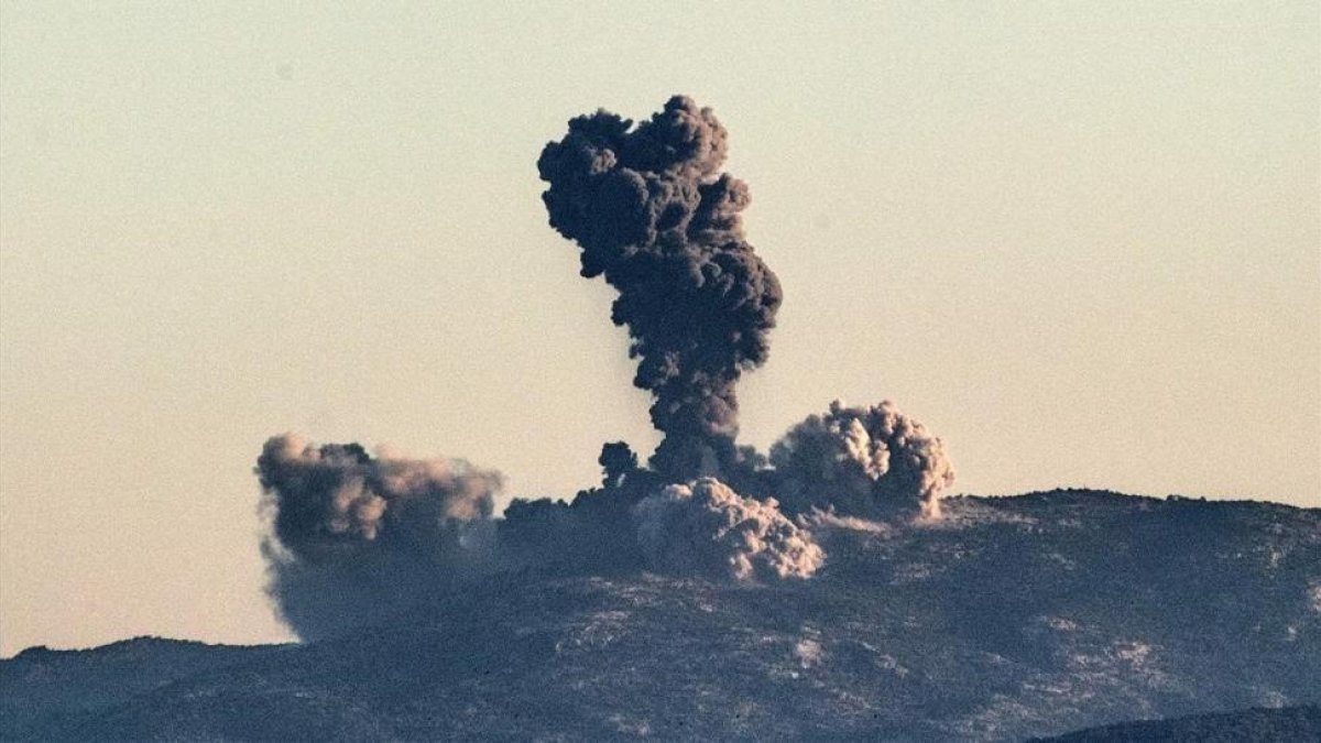 Densa humareda en el lado sirio de la frontera causada por los bombardeos contra posiciones de las YPG en Hassa, cerca de Hatay, en el sur de Turquía, el 20 de enero.-AFP / BULENT KILIC