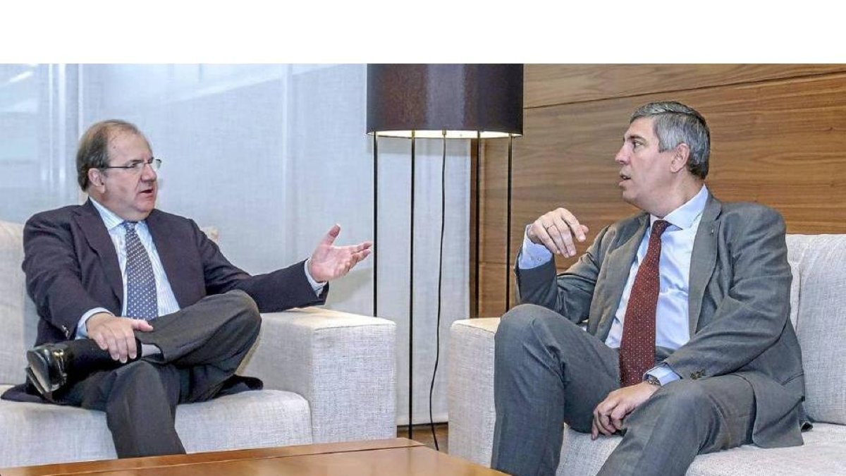 El presidente de la Junta, Juan Vicente Herrera, y el presidente de Renault España, José Vicente de los Mozos, ayer, en su reunión en Valladolid.-ICAL
