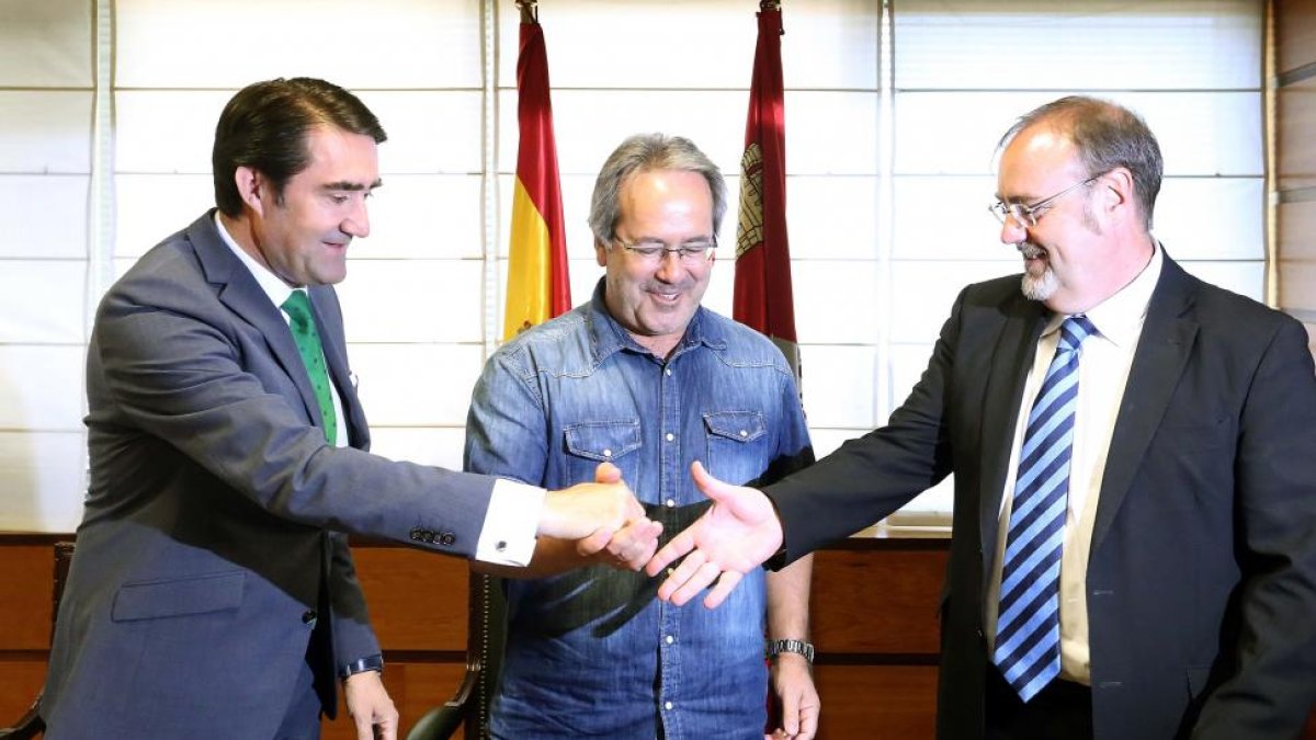 Los consejeros de Fomento y Medio Ambiente, Juan Carlos Suárez-Quiñones, y de Educación, Fernando Rey, firman un protocolo de colaboración con el alcalde de Zamora, Francisco Guarido.-ICAL