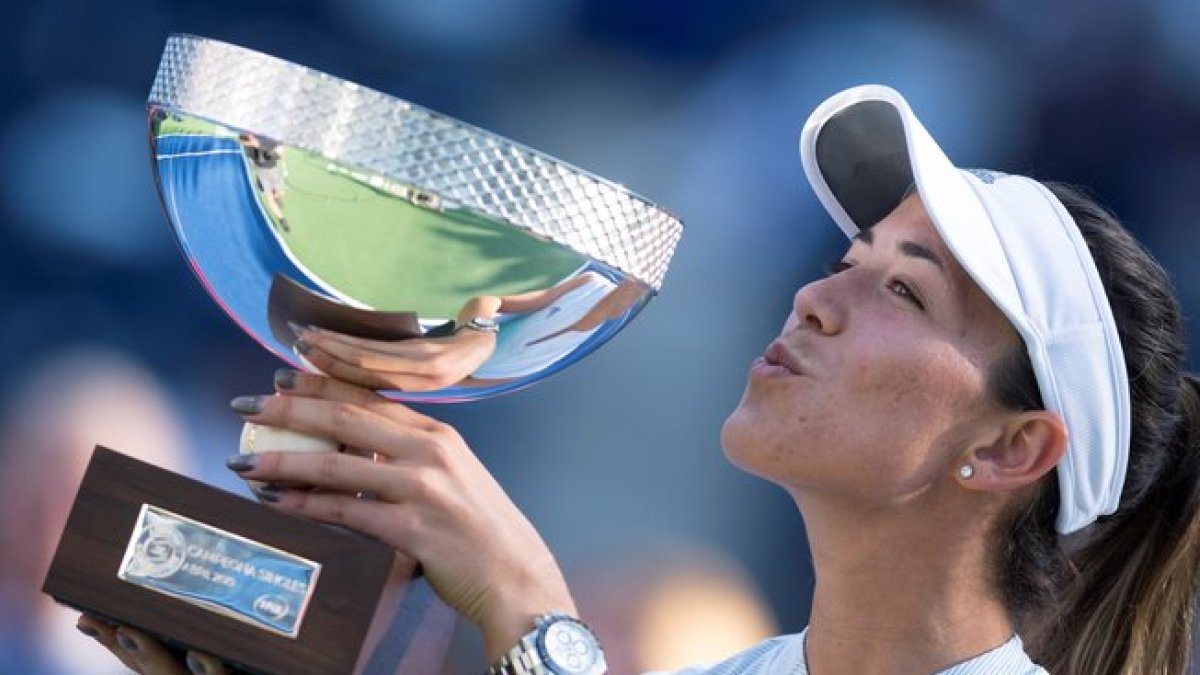 Garbiñe Muguruza levanta la copa de campeona.-EFE