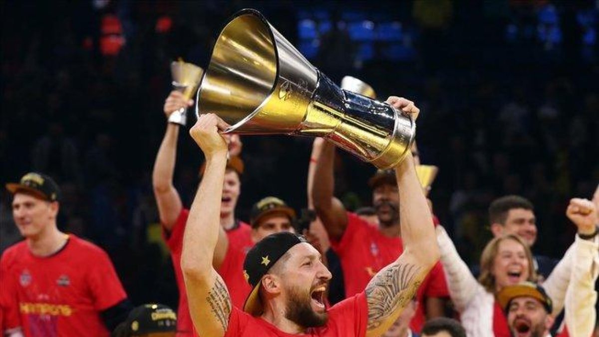 El capitán del CSKA, Kurbanov, levanta el trofeo de campeón de la Euroliga-REUTERS / SERGIO PÉREZ