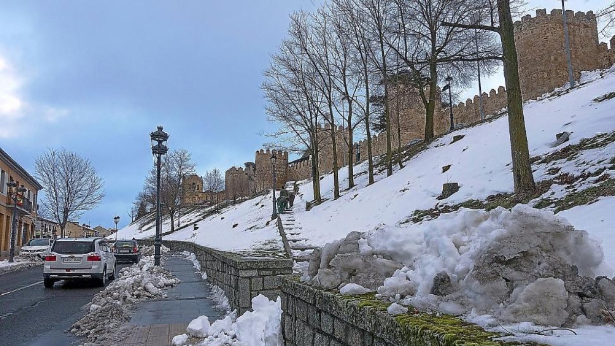 La nieve permanecía ayer en las calles y los alrededores de la capital abulense.-ICAL
