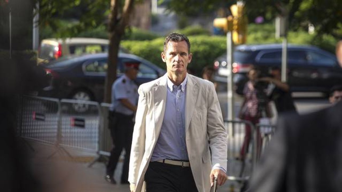 Iñaki Urdangarin de camino a la sala de vistas número 117 de la Ciutat de la Justícia de Barcelona el 16 de julio de 2013.-Foto: JOAN CORTADELLAS