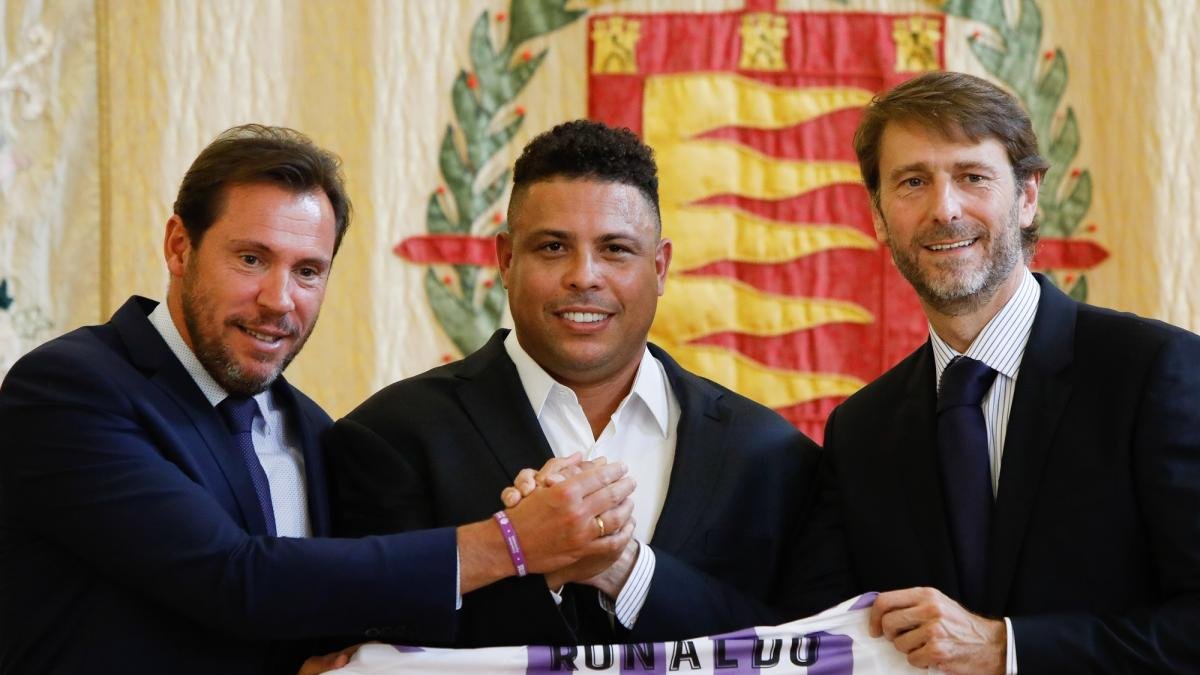 Manos unidas haciendo piña entre el alcalde de Valladolid, Óscar Puente, Ronaldo Nazario y Carlos Suárez, ayer en el Ayuntamiento.-J.M. LOSTAU