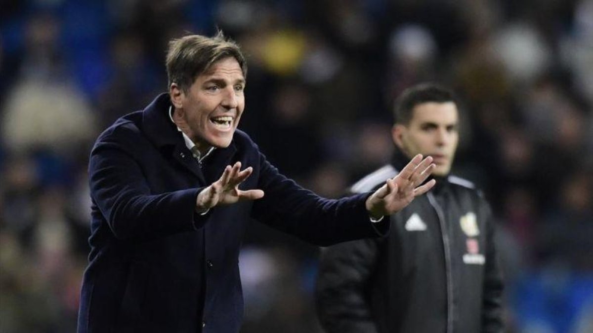 Eduardo Berizzo da instrucciones a sus jugadores durante el partido del miércoles en el Bernabéu.-JAVIER SORIANO