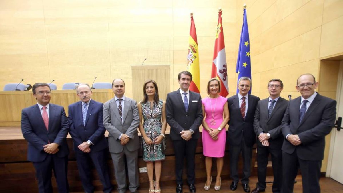 (I a D) El director general de Vivienda, Arquitectura y Urbanismo, Ángel María Marinero Peral; el director de Carreteras, Luis Alberto Solis; el director de Transportes, Ignacio Santos; la secretaria general, Carmen Ruíz; el consejero de Fomento y Medio A-Ical