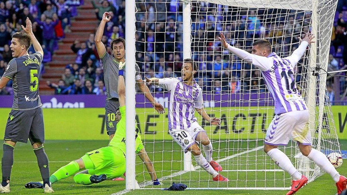 Jugada clave del partido: Plano y Guardiola festejan el gol a la postre anulado, mientras Zubeldia y Oyarzabal levantan la mano con escasa convicción.-J. M. LOSTAU
