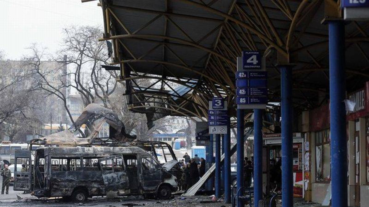 La estación de autobuses bombardeada por los separatistas prorrusos, hoy, en Donetsk.-Foto: MAXIM SHEMETOV / REUTERS