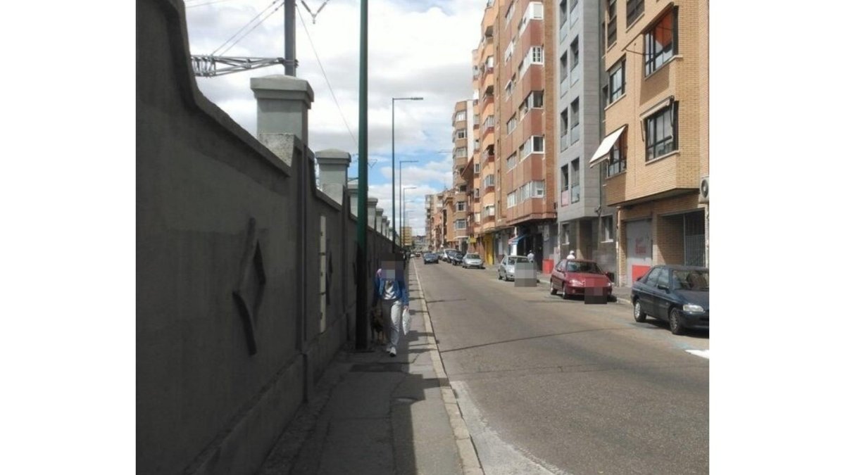 Tapia de la calle Estación que separa las vías de la acera y la calzada.- E. M.
