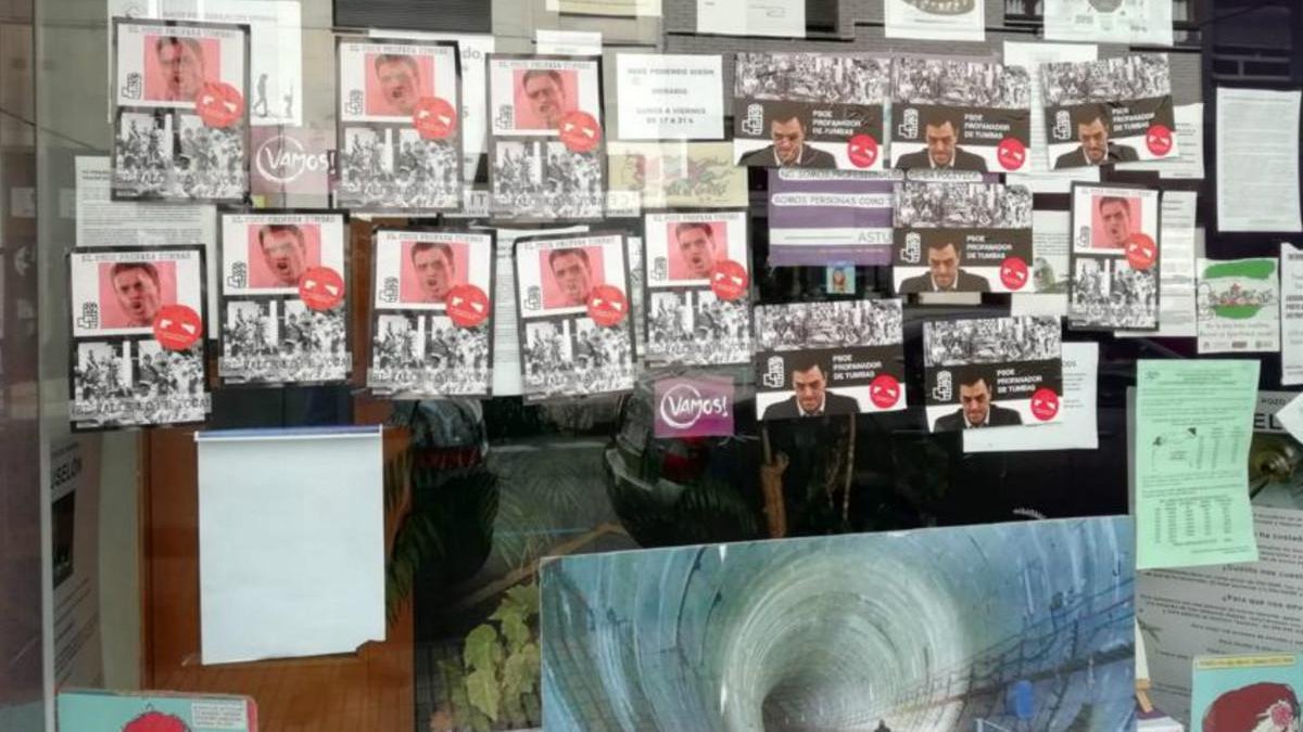 La sede de Podemos Xixón, empapelada con carteles considerados fascistas.-