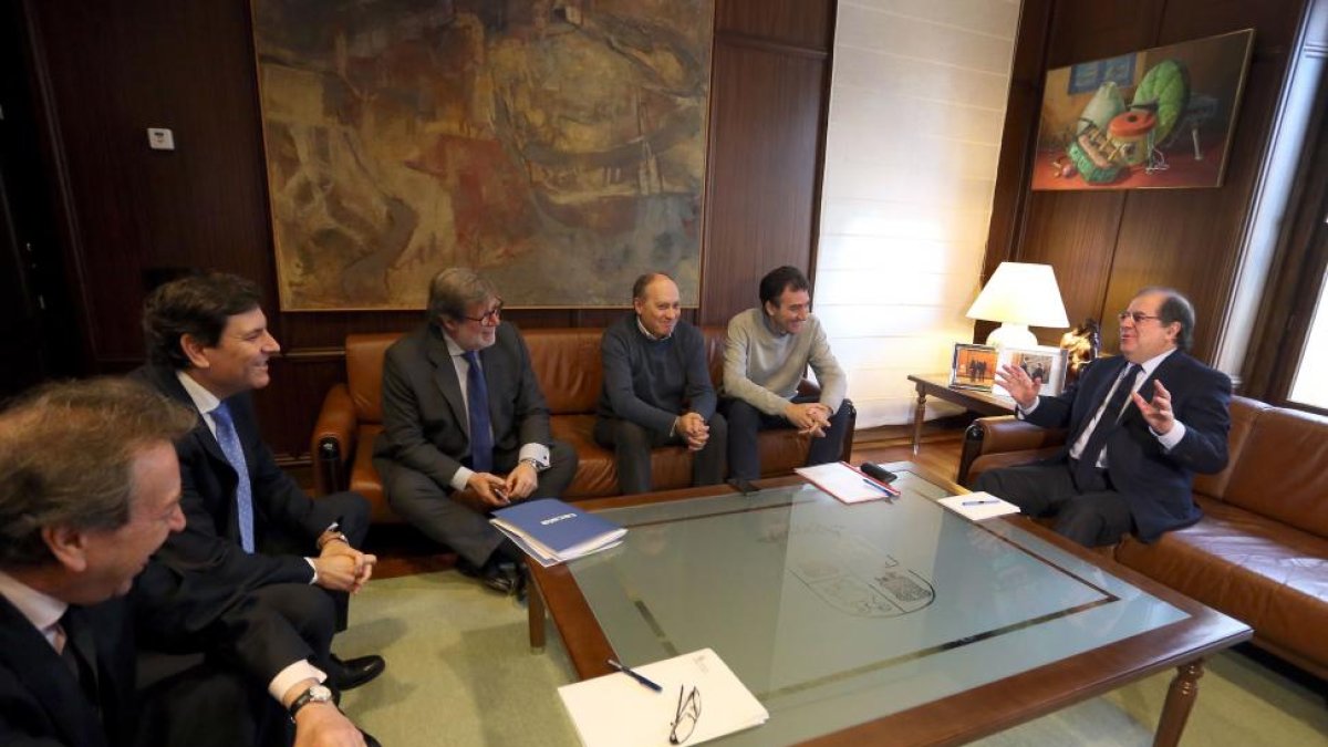 Juan Vicente Herrera, se reúne con el presidente de Cecale, Santiago Aparicio (3I), el secretario general de UGT, Faustino Temprano, y el de CC.OO., Ángel Hernández (2 D). Junto a ellos, De Santiago-Juárez (I), y Fernández Carriedo (2I)-ICAL
