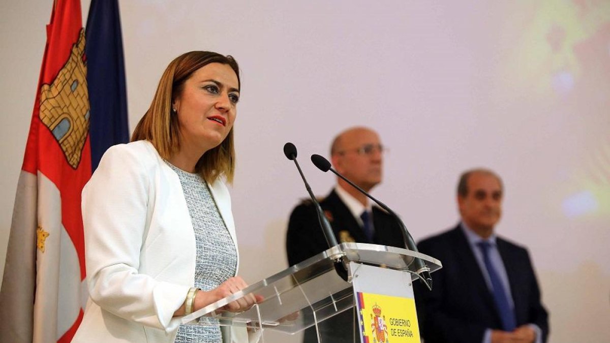 La delegada del Gobierno, Virginia Barcones, durante su intervención en la toma de posesión del nuevo jefe superior de Policía de Castilla y León, Juan José Campesino-ICAL