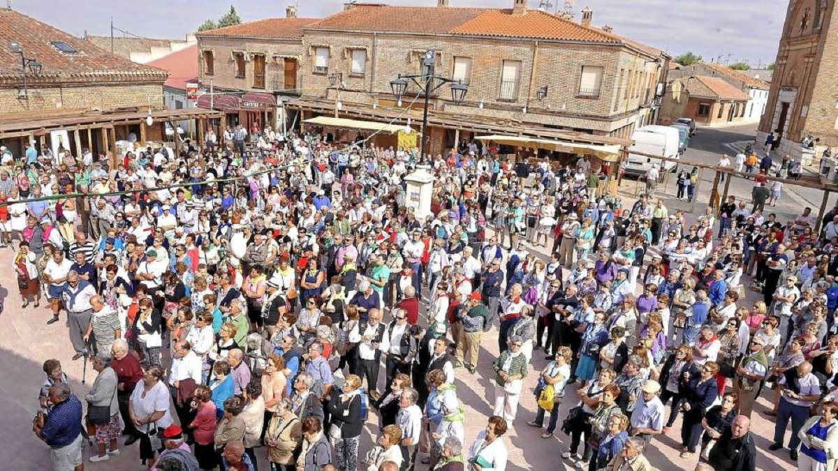 Los participantes llenaron la Plaza Mayor de la localidad en la inauguración de la jornada.-D.V