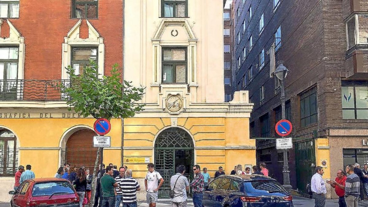 Regantes, ayer, a las puertas de la sede de la CHD en Valladolid.-EL MUNDO