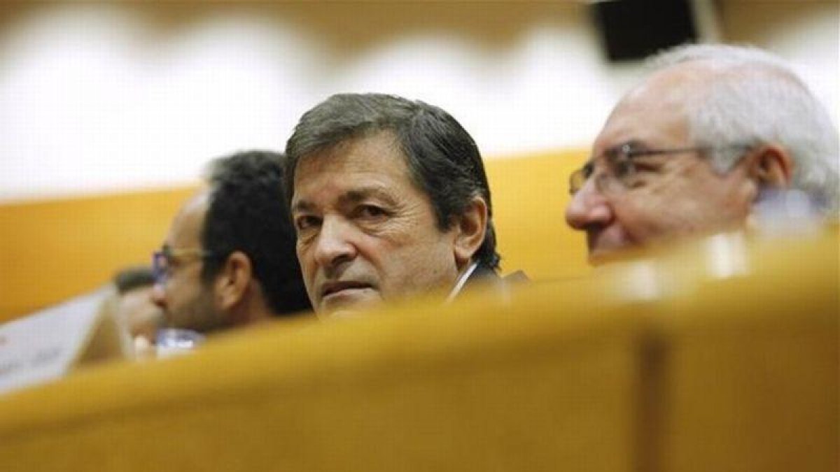 El presidente de la gestora del PSOE, Javier Fernández, preside la reunión del grupo socialista en el Senado.-JUAN MANUEL PRATS