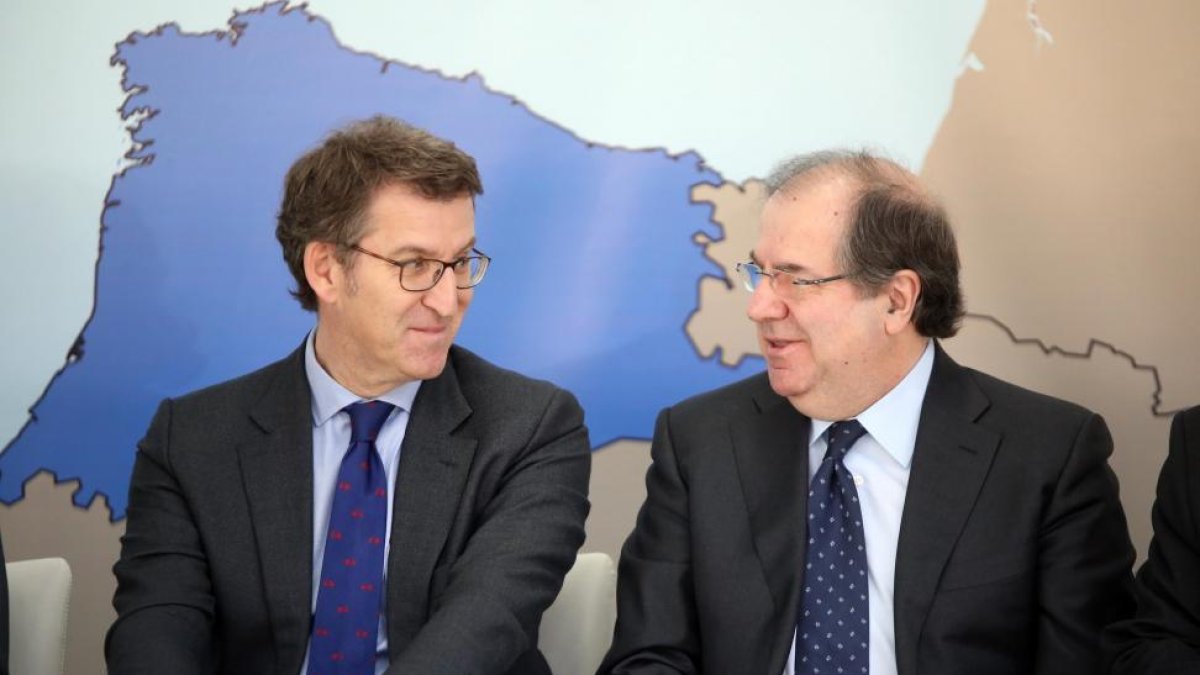 El presidente de la Junta, Juan Vicente Herrera, firma el convenio de adhesión de Cantabria a la Macrorregión RESOE junto al presidente de la Xunta de Galicia, Alberto Núñez Feijoó-ICAL