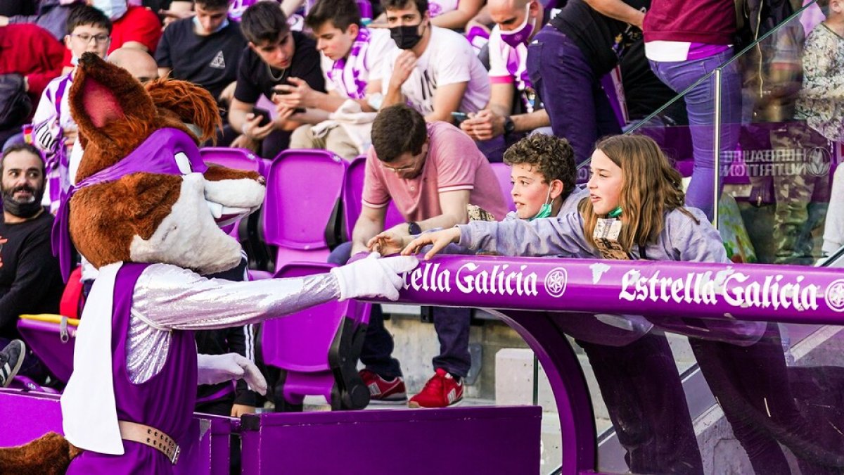 Afición en el estadio junto a 'Zorrillo' en un partido anterior. / RV