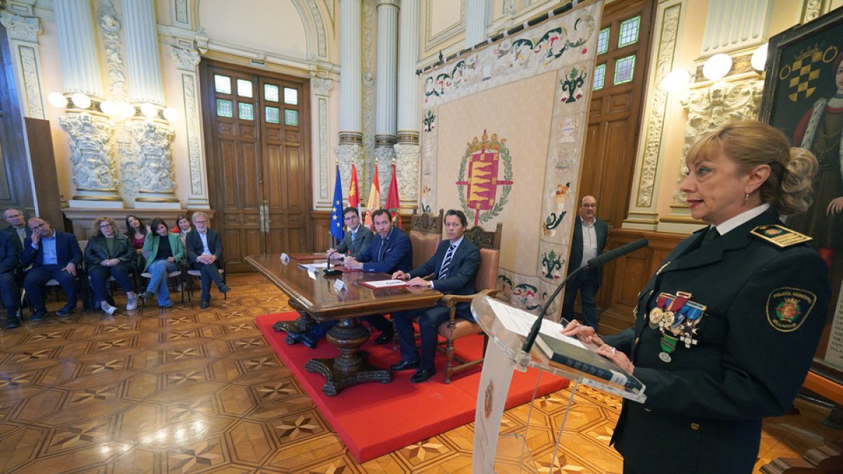 Toma de posesión de la superintendente de la Policía Municipal de Valladolid, Julia González Calleja. / ICAL