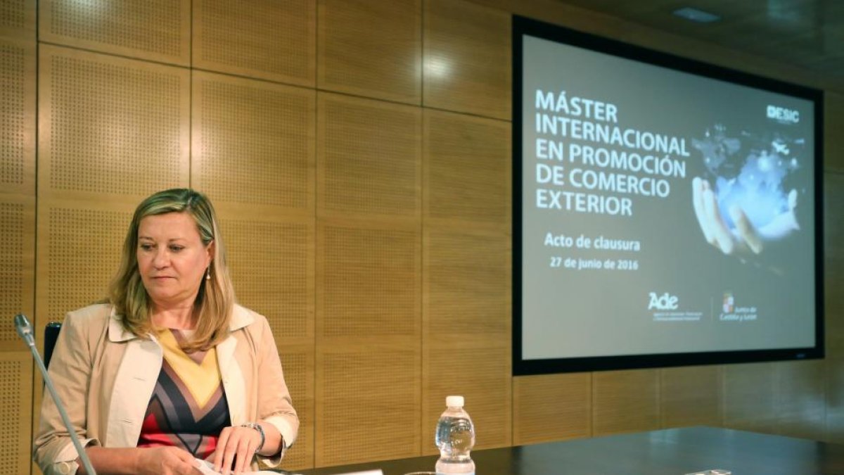 PIlar del Olmo, durante la clausura del Master Internacional de Promoción del Comercio Exterior.-ICAL