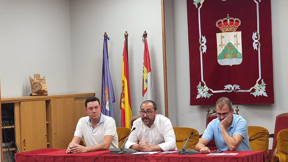 Archivo - El alcalde de Tordesillas (Valladolid), Miguel Ángel Oliveira, en el medio. - AYUNTAMIENTO DE TORDESILLAS (VALLADOLID) - Archivo. Europa Press