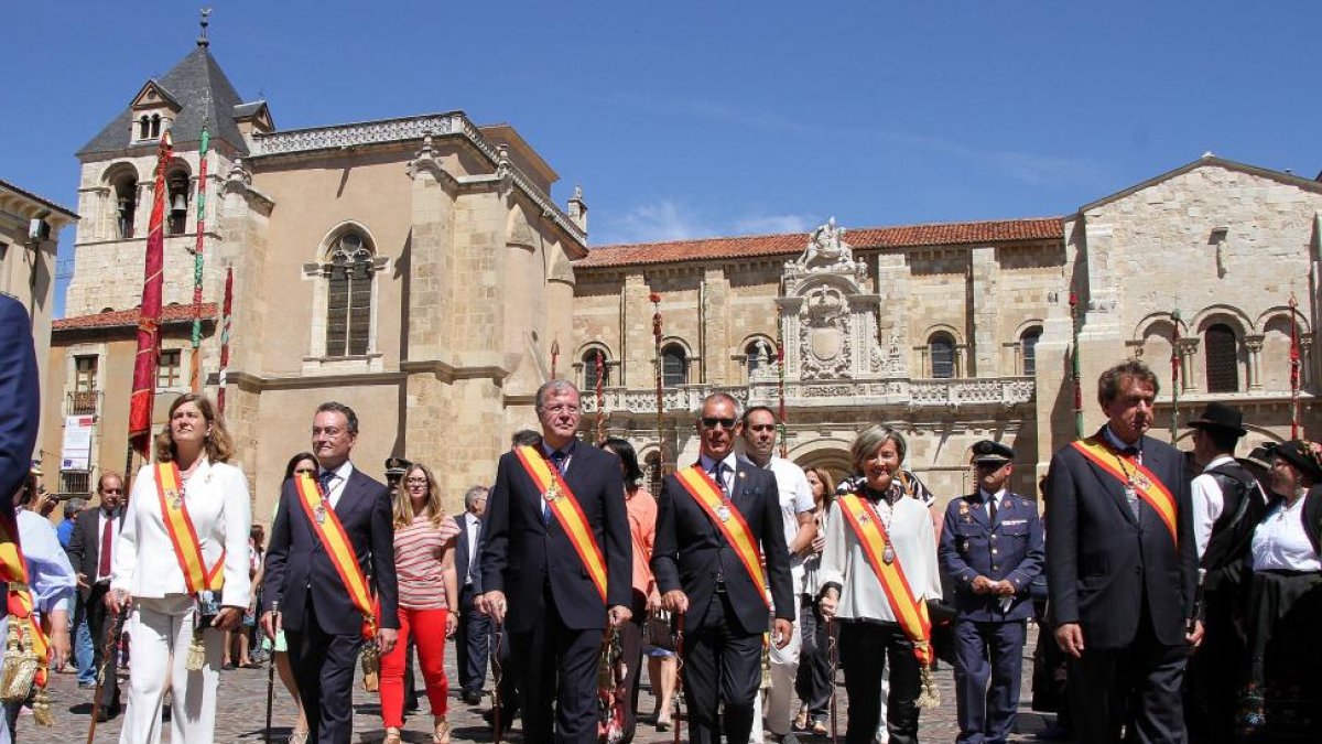 El alcalde de León, Antonio Silván (C), y miembros de la corporación municipal asisten a los actos conmemorativos del Milenario del Fuero de León.-ICAL