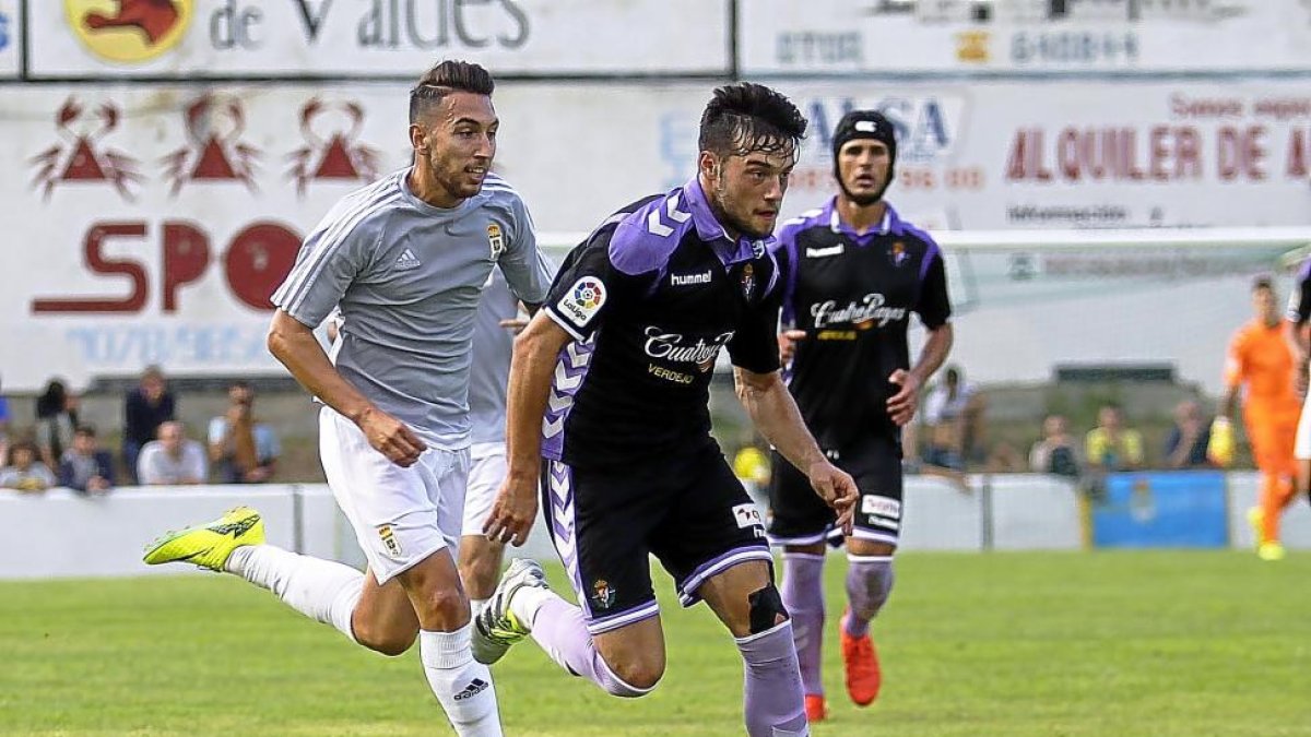 Jose se lleva el balón tras eludir el marcaje de un jugador del Oviedo en el partido disputado en Luarca.-ARABA PRESS