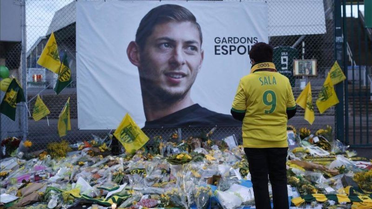 Dolor en Argentina por la desaparición de Emiliano Sala.-AP