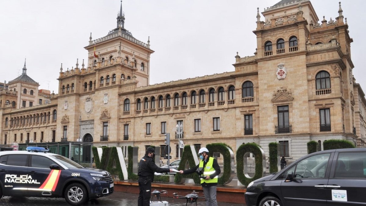 La Policía Nacional despliega a sus agentes
especializados en seguridad y protección aérea / E. M.