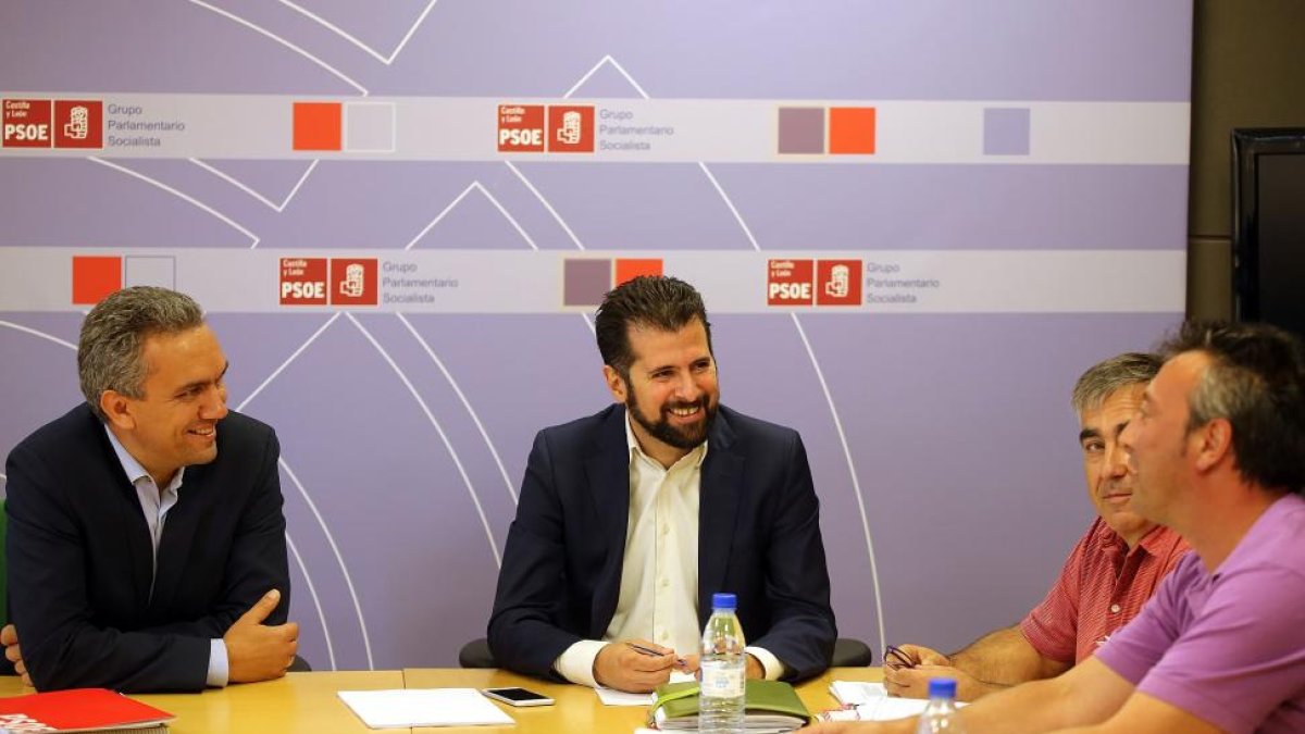 El portavoz de Economía del Grupo Socialista, Javier Izquierdo, y el portavoz del grupo, Luis Tudanca, se reúnen con una delegación de UGT para abordar la política de comercio de la Junta-ICAL