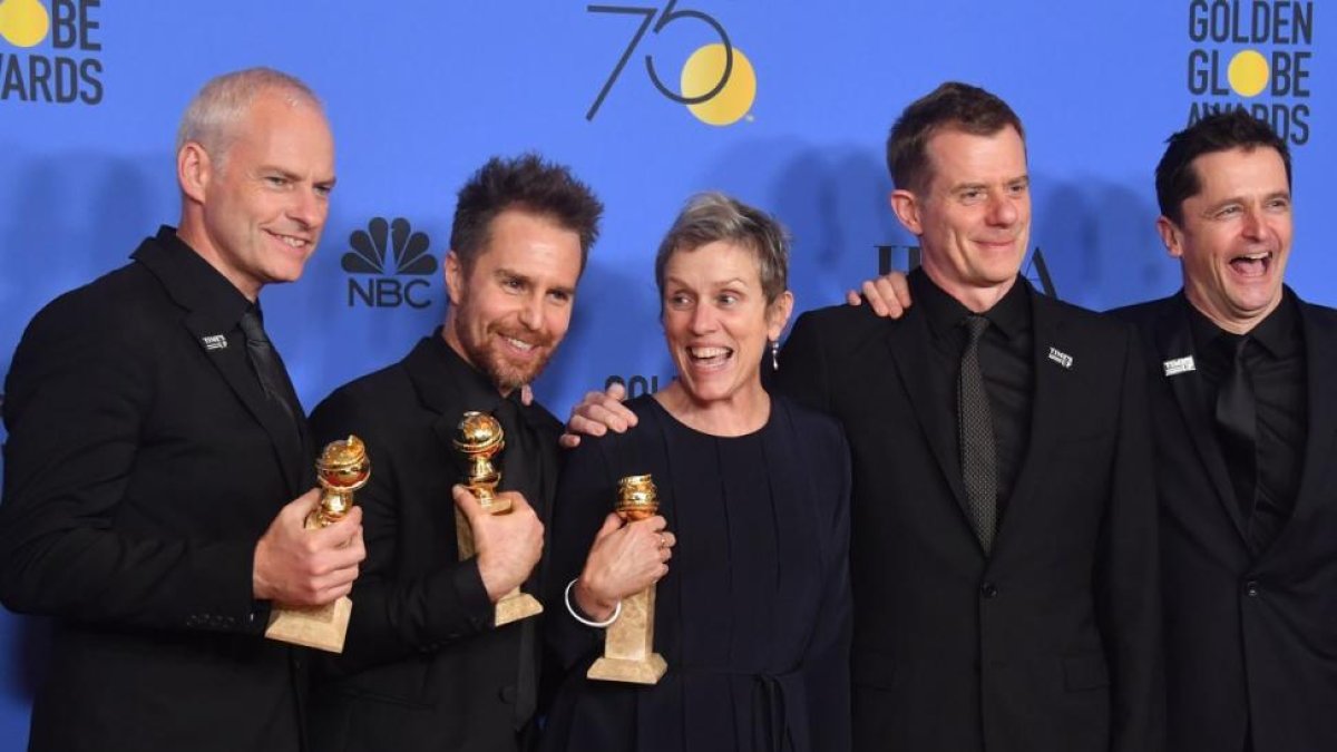 Martin McDonagh, Sam Rockwell, Frances McDormand, Graham Broadbent y Peter Czernin posan con los Globos de Oro obtenidos por Tres anuncios en las afueras.-AFP