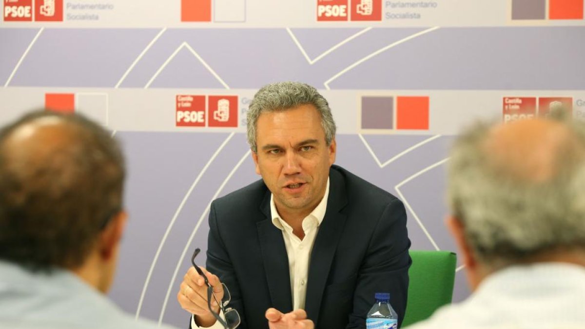 El portavoz de Economía y presidente del Grupo Socialista en las Cortes, Javier Izquierdo, se reúne con representantes del Colegio de Arquitectos/Zona Este.-ICAL