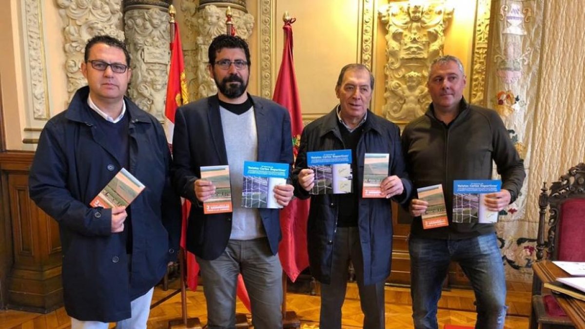 Guillermo Velasco, Alberto Bustos, José Miguel Ortega y Paco de la Fuente, ayer en la presentación del libro en el Ayuntamiento.-EL MUNDO