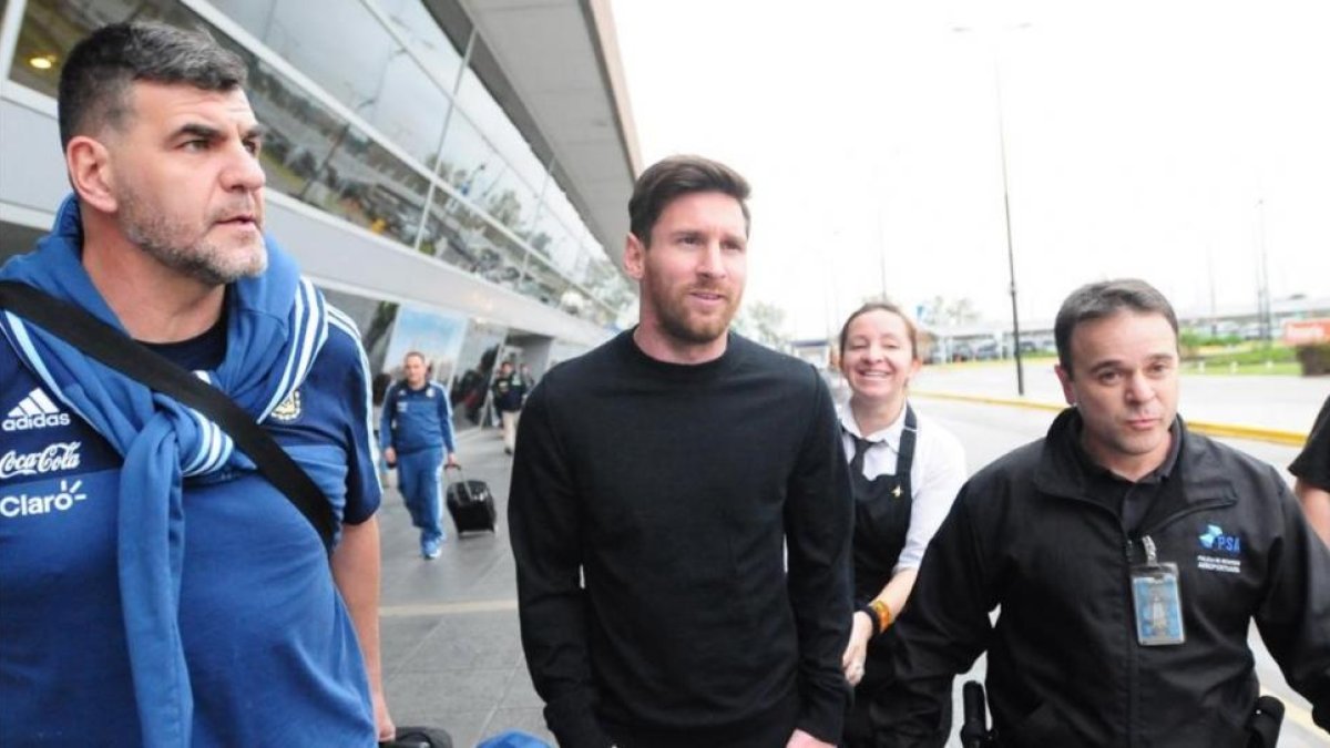 Messi llega a Rosario, su ciudad natal, tras la lesión que padeció ante Honduras.-EFE / JOSE GRANATA