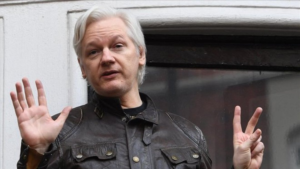 El periodista australiano Julian Assange sera expulsado dentro de  unas horas o dias  de la embajada de Ecuador en Londres  segun pudo saber el portal WikiLeaks.-EL PERIÓDICO