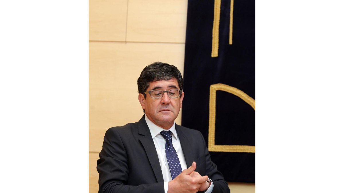 El interventor general de la Administración de la Comunidad, Santiago Salas Lechón, comparece en la comisión del HUBU para informar de la función interventora ejercida sobre el contrato de concesión de obra pública del Hospital de Burgos-ICAL