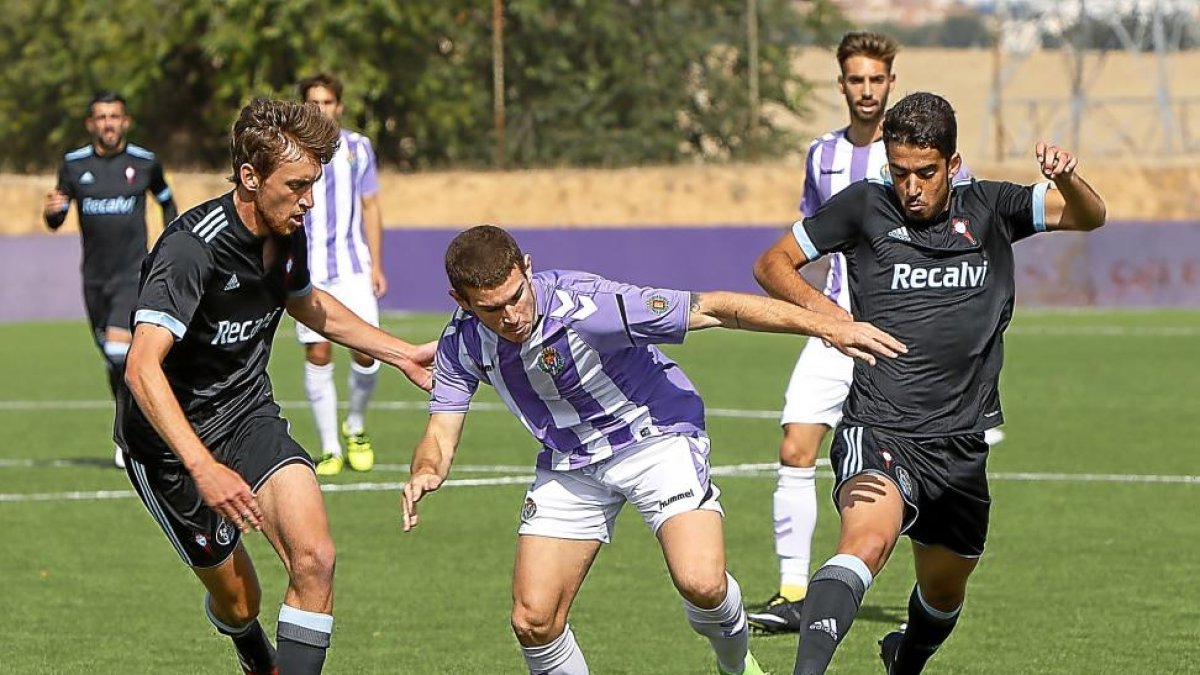 Charlie Dean agarra a Mata en el partido Valladolid-Granada.-J. M. LOSTAU