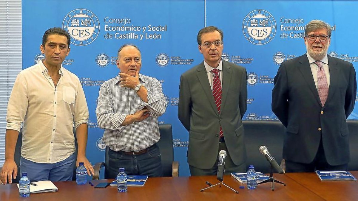 Vicente Andrés, Faustino Temprano, Germán Barrios y Santiago Aparicio ayer, en la presentación del informe anual del CES.-ICAL