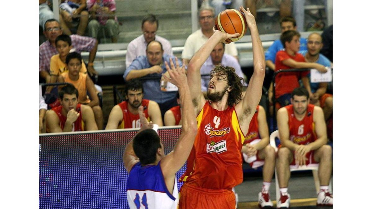 Darko Milicic, en una imagen de archivo, enfrentándose a España frente a Pau Gasol.-/ M.LORENZO (EFE)