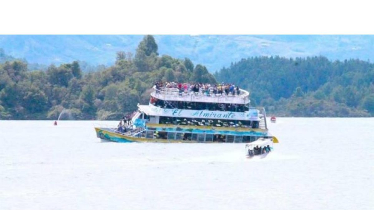 Imagen del hundimiento del barco 'El Almirante', en Guatapé (Colombia).-