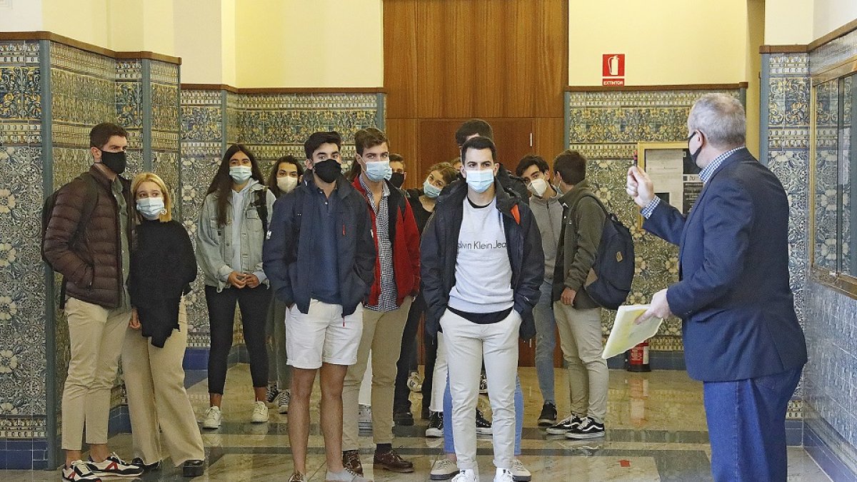 Alumnos preparados para entrar en clase en el primer día del curso 2020-21. J.M. LOSTAU