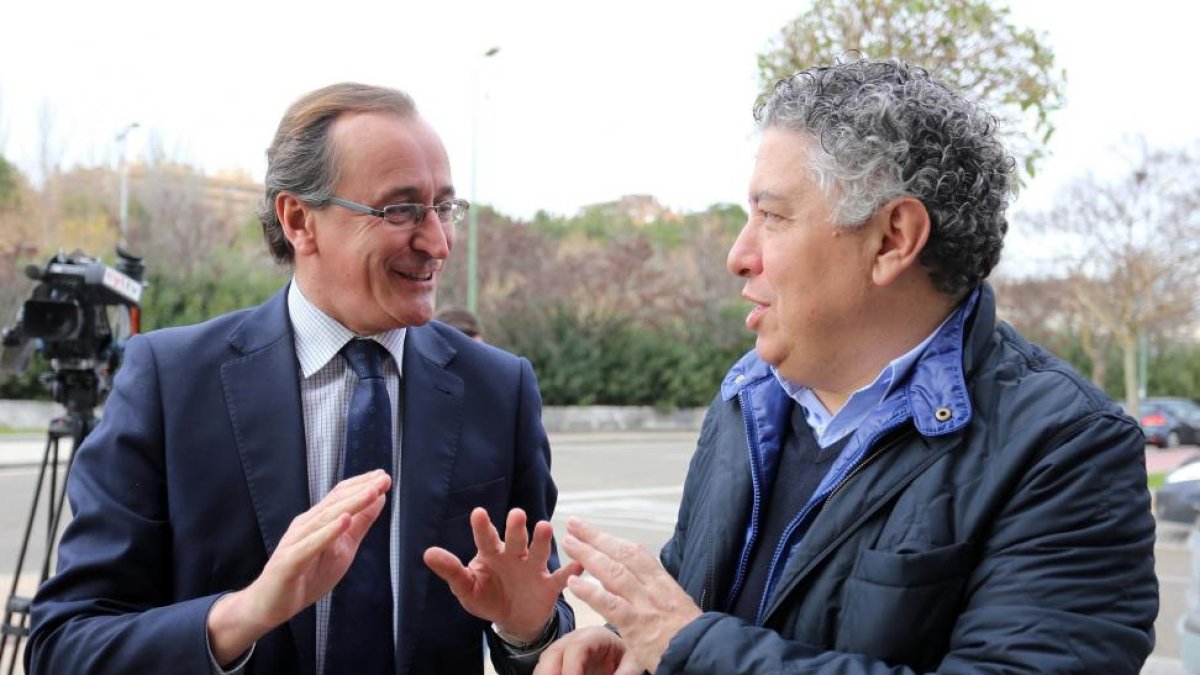 El ministro de Sanidad, Alfonso Alonso, participa en la comida-mitin del PP de Valladolid. Junto a él, el candidato número uno al Congreso por Valladolid, Tomás Burgos-Ical