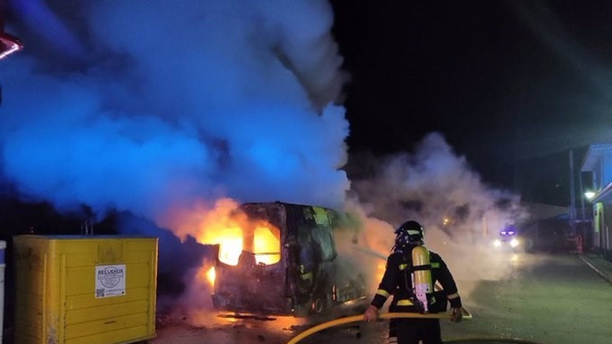 Intervención de los Bomberos de la Diputación de Valladolid durante el incendio de una ambulancia en Tudela. - BOMBEROS DE LA DIPUTACIÓN DE VALLADOLID