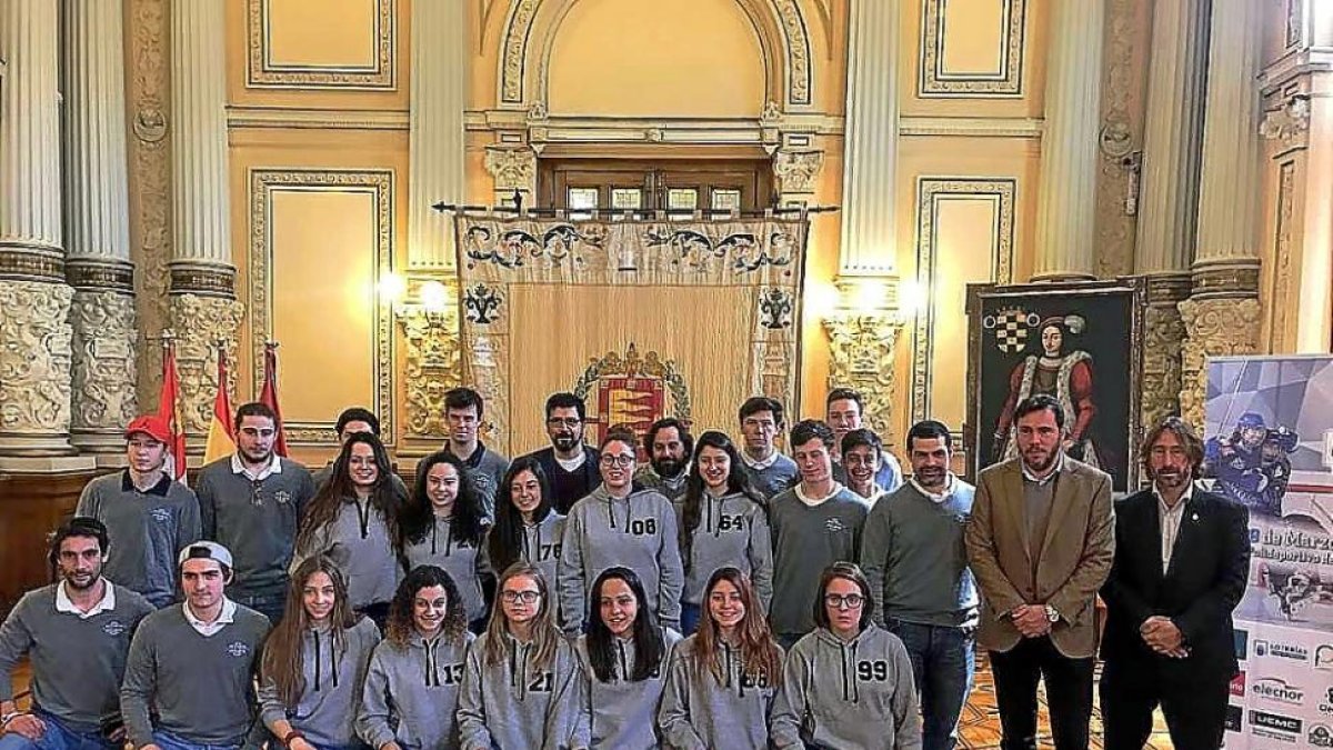 Jugadores y jugadoras del CPLV posan en el Ayuntamiento junto al alcalde y concejal en la presentación de la Copa del Rey y la Copa de la Reina.-G. VELASCO