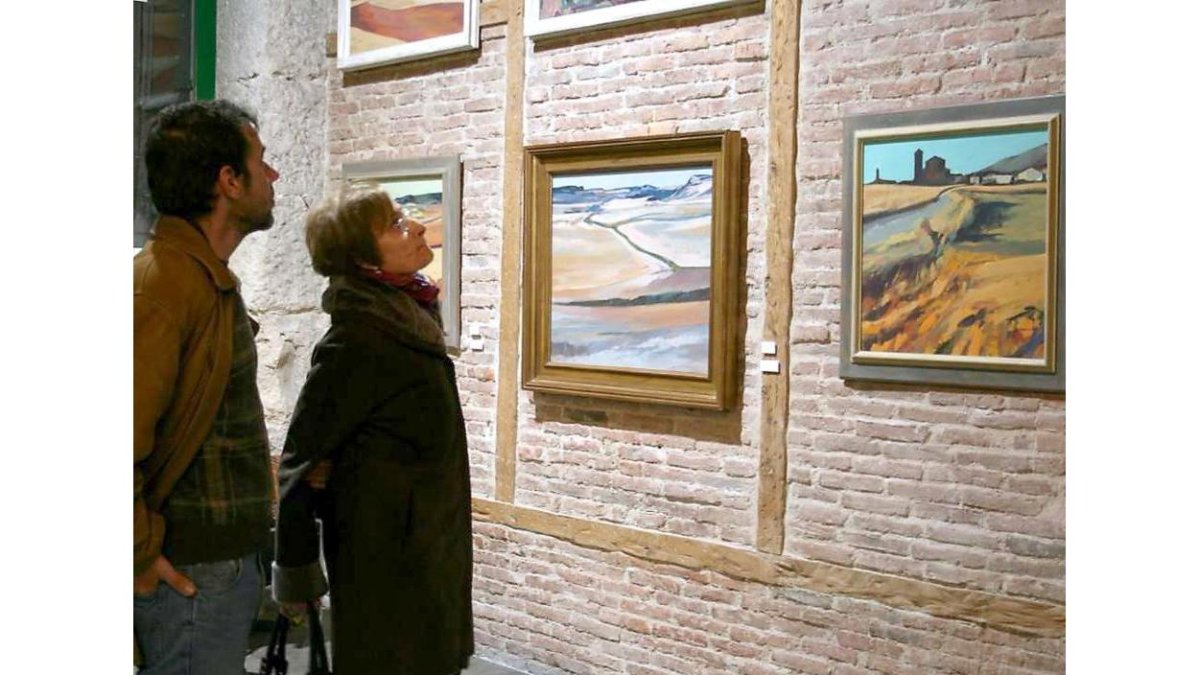 Varias personas se asoman a los paisajes de Gaona.-EL MUNDO