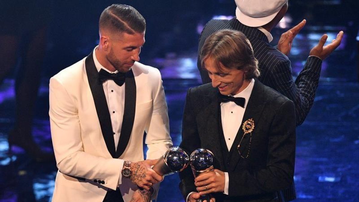 Sergio Ramos (i) y Luka Modric (d) del Real Madrid reciben el premio al once ideal de la FIFA durante la entrega de premios ''FIFA the Best 2018'' .-EFE