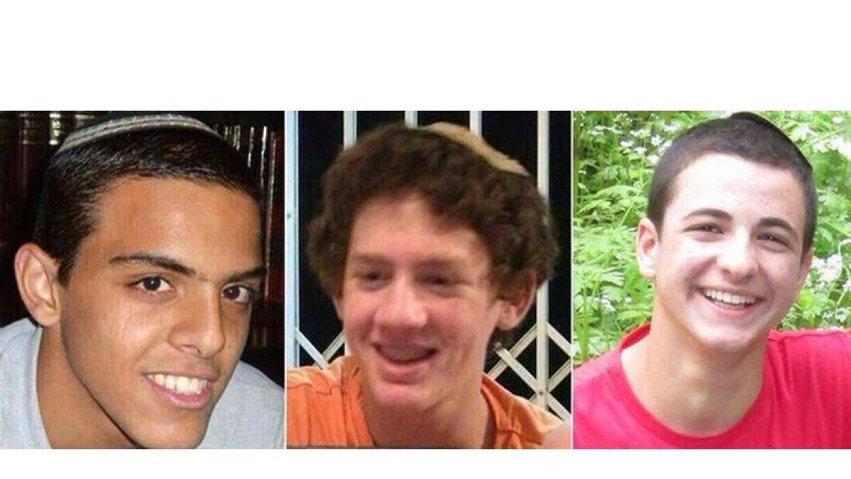 De izquierda a derecha, Eyal Yifrach (de 19 años), Naftali Fraenkel (de 16) y Gilad Shaar (de 16).-