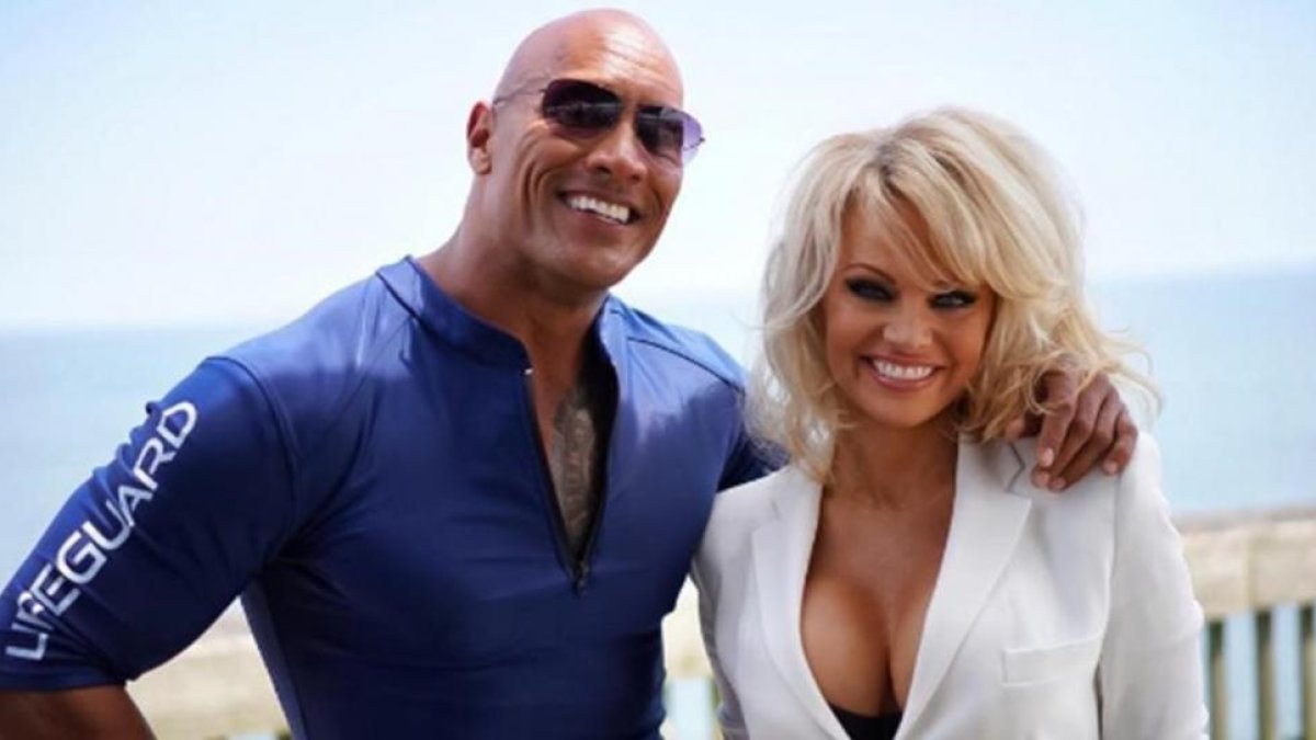 Dwayne, 'La Roca', Johnson ha anunciado el fichaje de Pamela Anderson para la versión cinematográfica de 'Los vigilantes de la playa' con una foto con ella en Instagram.-INSTAGRAM