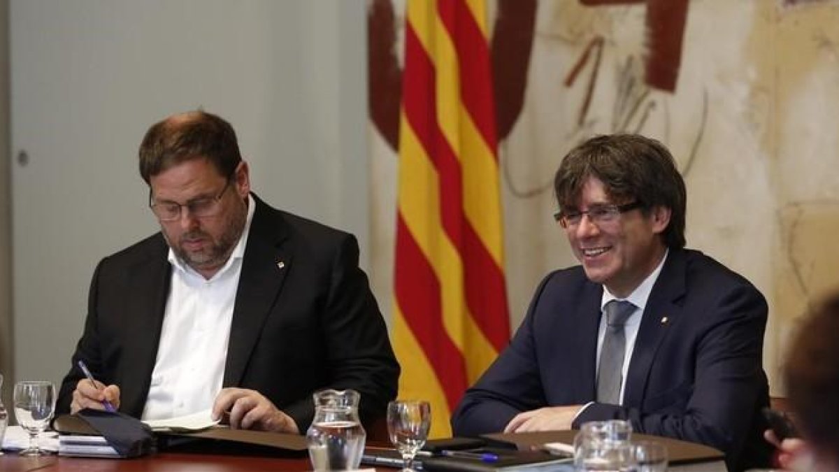 Junqueras y Puigdemont, en la reunión del Consell Executiu.-ALBERT BERTRAN
